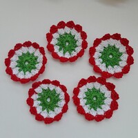 Nemzeti színű horgolt dísz, kokárda