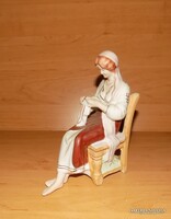 Biszkvit porcelán kézimunkázó hímző népviseletes leány figura - 17 cm (po-1)