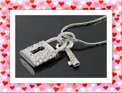 JELZETT, 18 KT.-S FEHÉR ARANNYAL GALVANIZÁLT SWAROVSKI KRISTÁLY MEDÁLOS RÓDIUMOS NYAKLÁNC