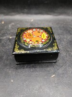 Lakkozott doboz, kézzel festett, orosz, 6x6x3 cm-es. 3284b