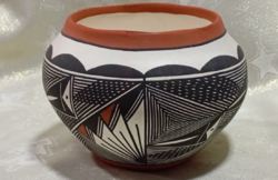 Egyedi ,kézzel készített M. Garcia Acoma Indián hagymaváza