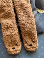 Nagyon puha,drapp színű zokni papucs. Hossza: 46 cm Tapadókorongokkal a talpán. 38-39-es lábra.