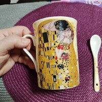 Gustav Klimt, a csók festményével díszített teásbögre