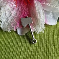 MED112 - Ezüst színű barkács medál 10x26mm - fejsze