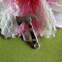 MED107 - Ezüst színű barkács medál 16x28mm - szeghúzós fejsze