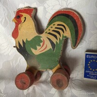 Régi, antik festett fajáték, gurulós, húzogatós, kerekeken guruló kakas játék figura