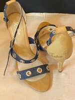 Elegáns,tűsarkú,keveset hordott szandál. Retro New York márkájú.tiszta bőr ill.elől farmer anyag.