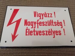 Vigyázz! Nagyfeszültség! Életveszélyes! feliratú zománctábla