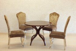 Thonet kerek 4 személyes étkezőasztal. C - 37.