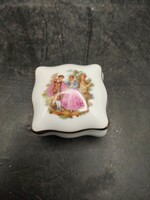 Limoges porcelán doboz, jelenetes,5 x 5 cm-es nagyságú. 3340b