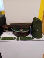 Magyar katonai kalap, sapka, kiegészítőkkel.