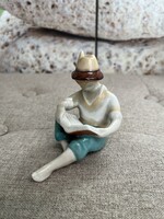 Hollóházi Porcelán Ülő Olvasó Fiú A61