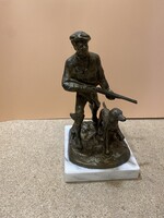 Vadász a kutyával, bronz szobor, 20 cm-es magasságú.7257