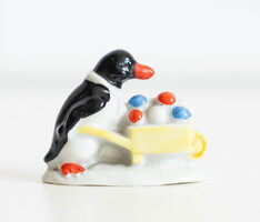 Miniatűr porcelán pingvin egy talicska húsvéti tojással - Wagner & Apel Bertram W&A
