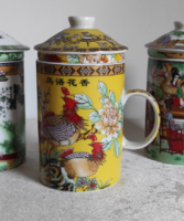 Gyönyörű fedeles szűrős sárga színvilágú gazdagon díszített jelenetes kínai porcelán teás bögre
