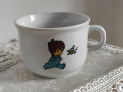 Retro lepkét kergető bájos baba mese figurás porcelán bögre