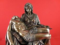 PIETA szoborcsoport, az olasz címe  (magyar fordításban a „Fájdalmas anya”)