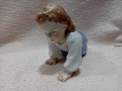 2502/27 Zsolnay porcelán Sinkó mászó gyerek figura