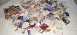 Közel 3 kiló üveggyöngy , gyöngy,  gyöngyfüzéshez , kreatív , dekorációs célokra
