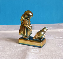 Zsolnay Eozin Tyúkot Etető Kislány Porcelán Figura