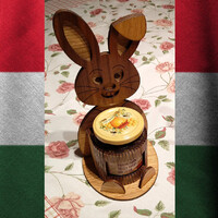 Nyuszi tartó finomságoknak – prémium fa húsvéti ajándéktartó üveghez