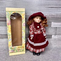 Kézműves bordó kockás ruhás porcelánbaba