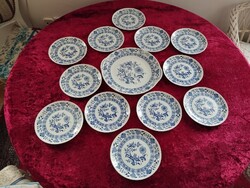 Hibátlan porcelán hagymamintás 12 személyes süteményes készlet