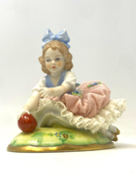 Antik Sitzendorf porcelán figura- Labdával játszó csipkeruhás kislány RZ