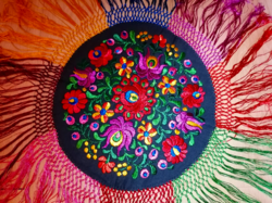 Kerek, selyemfonallal hímzett matyó rojtos asztalterítő, 28 cm. átmérőjű, rojttal 60 cm.     11.