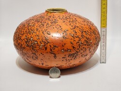 Tófej, fröcskölt fehér, sötétbarna mázfoltos, narancssárga mázas lapított gömb kerámia váza (3391)