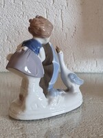 Kislány esernyővel védekezik egy liba ellen - német Undergláze porcelán figura