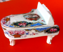 Gyönyörű, régi Alt wien Angelika Kaufmann jelenetes zongora alakú porcelán ékszertartó doboz