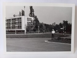 2 db Régi fekete-fehér fotó, Balaton, Touring Hotel 1967