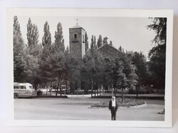 Régi fekete-fehér fotó, Balatonföldvár, templom, IKARUS 55 hátulja 1967