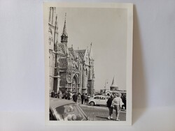 Régi fekete-fehér fotó, Budai Vár, Mátyás-templom előtt 1967