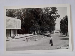 Régi fekete-fehér fotó, Balaton, sétabusz Tihanyban 1967