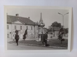 Régi fekete-fehér fotó Sopron, Kossuth Lajos utcai óra  1967