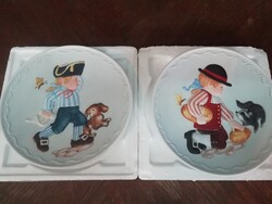Retro kézzel festett gyermek figurás dísztányérok, 2db