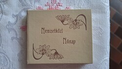 Nemzetközi Nőnap miniatűr könyv, Weöres Sándor: A nő c. versével és illusztrációval 11.
