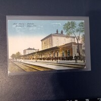 Érsekújvár - Pályaudvar (két nyelvű felirat, színes, "VISSZATÉRT" bélyegzés) apró sarok hiba