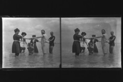 Régi sztereó üvegnegatív - Fürdőzők az 1900-as évek elején, magyar fotóstól 14z