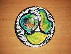 Iparművészeti zöldségmintás mázas kerámia falitányér - átm. 18 cm (30/d)