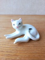 Fekvő cica porcelán figura