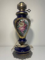 Ez a Capodimonte stílusú Sevres asztali lámpa bonyolult, kézzel festett részleteket mutat be,