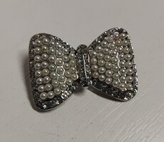 Retro szép állapotú masni bross kitűző apró tekla és körben csillogó csiszolt fehér kövekkel ékítve