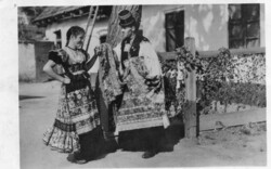 Képeslap:  Népviselet, Mezőkövesd.
