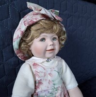 Chelsea a kis ülő porcelánbaba