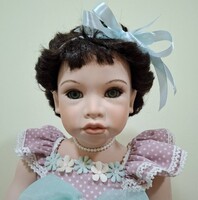 Gyönyörű porcelán baba