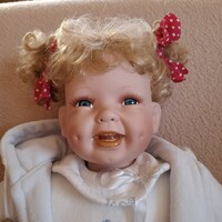 Csupa mosoly, porcelán baba