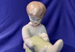 Aquincumi porcelán öltöző , ülő kislány figura!